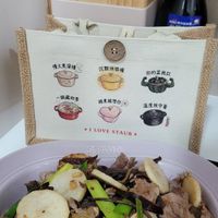 可能是肉排和顯示的文字是「第EC種習場油餐 慢火素深情 沉默但很哦 你的菜我扛 我扛 -鍋藏四季 過煮越想你0 温度我守著 E ILOVESTAUR LLOVE STAUB STAUS Olive.CF CF Olive. 」的圖像