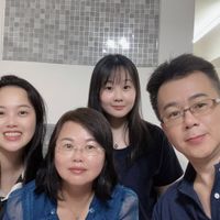 可能是一或多人和大家在微笑的圖像