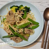 可能是義大利麵、麵、炒麵和文字的圖像