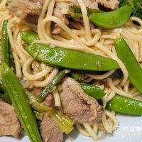 可能是義大利麵、麵和炒麵的圖像