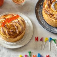 可能是戚風蛋糕、水果塔、洋桔梗和顯示的文字是「 H1PT HAPP HA BIRINA RIHD ΗPK IR 」的圖像