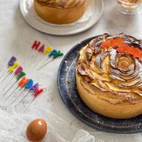 可能是蛋糕、蘋果、水果塔、洋桔梗和顯示的文字是「 HAPPY 」的圖像