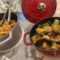 可能是義大利麵、炒麵、麵和燉小牛膝的圖像