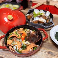 可能是西班牙大鍋飯、豆腐和火鍋的圖像
