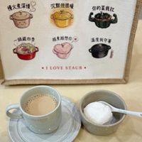 可能是咖啡杯和顯示的文字是「慢火煮深情 沉默但很暖 你的菜我打 一鍋蔵四季 越煮越想你 温度我守著 I .ILOVE ILOVESTAUR• STAUB SAUE AUE OИAR 」的圖像