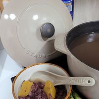 可能是燉小牛膝、粥和顯示的文字是「博準能典膏 加油 STAUB STAUB Olive. Olive.CF CF 」的圖像