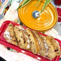 可能是蛋糕、黑麥麵包和文字的圖像