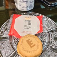 可能是咖啡杯、蛋糕、燕麥餅乾、茶和文字的圖像