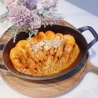 可能是蝦、西班牙大鍋飯和顯示的文字是「 STAUB 」的圖像