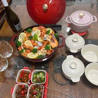 可能是西班牙大鍋飯、豆腐、火鍋和顯示的文字是「 STAUL TAUB STAUB 」的圖像