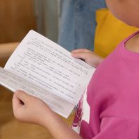 可能是小孩、讀書、樂器和文字的圖像