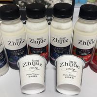 可能是藥物、美髮產品和顯示的文字是「 Zhijue 紅堂 Zhijue 知家 Zhijue 知覚 Zhiju Zhijue 知覚 Zhijue Zhijue 知覚 知覚 Zhijue 100g Plain PlainYogur Yogurt 原味優格 P物雅 原料 手， 时体 格 Zhijue 知 知端 100g Plain Yogurt 原味価材 PlatnYorune 格」的圖像