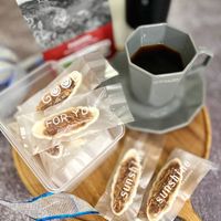 可能是‎燕麥餅乾、法式長棍麵包、咖啡杯、脆皮奶酥蛋糕、矢車菊和‎顯示的文字是「 ‎ESMERALDA HACIENDA ESMERALDA LA שמחד GOC ២ញ G THE BEST STTI FORYO YO you FOR wistestor-yau vistes Best Θ PE 50 UySuns sunshi sunshine STAUB STAUD STAUB‎ 」‎‎ 的圖像
