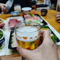 可能是生魚片、啤酒、壽司和文字的圖像