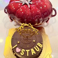 可能是蛋糕和顯示的文字是「 OSTAUD STAUB S.T AUB 」的圖像