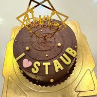 可能是蛋糕和顯示的文字是「 A Aot STAUB TAUB AUB S.TA 」的圖像