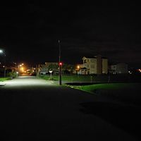 可能是照明、暮光、霧、道路和街道的圖像
