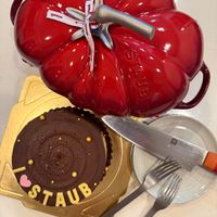 可能是顯示的文字是「 ONO queas ZWILLING ESTAUB STAUB 」的圖像