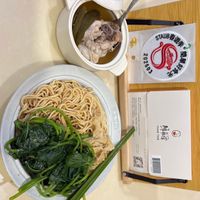 可能是拉麵、炒麵、麵和文字的圖像