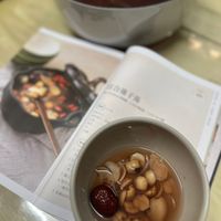 可能是粥、甜點、龍眼和文字的圖像