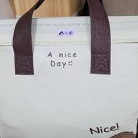 可能是工具袋和顯示的文字是「 1111111 進小胡 M A nice Day: Nice! Olive.CF CF 」的圖像