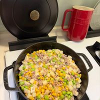 可能是豆煮玉米、西班牙大鍋飯、炒飯和牧羊人派的圖像
