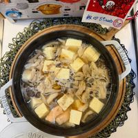 可能是‎豆腐、火鍋和‎顯示的文字是「 ‎Falngee stauh staub staub lovor タ טצרב 双eStaub 秋 ه Staub SUAU STAUR SUAUU‎ 」‎‎ 的圖像