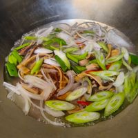 可能是鯷魚和拉麵的圖像