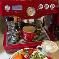 可能是咖啡杯、法式長棍麵包、咖啡機、咖啡、矢車菊和文字的圖像