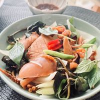 可能是煙燻鮭魚、拉麵、香菇和麵的圖像