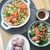 可能是豆腐、煙燻鮭魚、炒飯和水波蛋的圖像