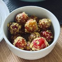可能是蘇格蘭蛋、蛋黃和炸丸子的圖像