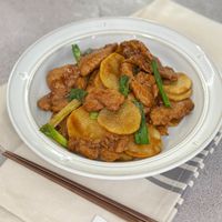 可能是香菇和顯示的文字是「 ٢ staub® staub® S asG EWILLING ING 」的圖像