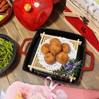 可能是炸丸子和顯示的文字是「 SYAUE 福 스 MOM LOVE MYMOM MY 」的圖像