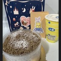 可能是戚風蛋糕、脆皮奶酥蛋糕和文字的圖像
