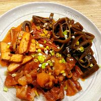 可能是拉麵、豆腐、炒麵和文字的圖像