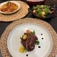 可能是義大利麵、肉排和燉小牛膝的圖像