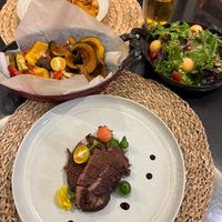 可能是燉小牛膝和肉排的圖像