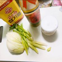 可能是拉麵和顯示的文字是「 세계일류상품 มกลลม 오뚜기 참기름 まに 심에 고소한 기들맛 창깨 100% keal M4.10 100 500 SESAME OR OTTOG 1720 」的圖像