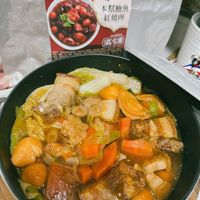 可能是火鍋、豆腐和顯示的文字是「 Peeina 本幫鲍魚 紅燒肉 須冷凍」的圖像