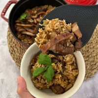 可能是燉小牛膝、肉排、香菇和炒飯的圖像