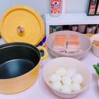 可能是豆腐和顯示的文字是「味 にしょう EXTRALIGH IGHT OLIVE OEL 0oCo COCOYTE Or ۱٨ 대국이 SE TAUB BS 」的圖像