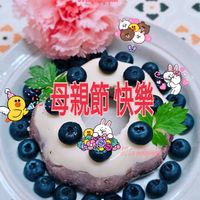 可能是戚風蛋糕、洋桔梗和文字的圖像