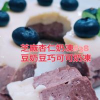 可能是戚風蛋糕和顯示的文字是「 NH 芝麻杏仁奶凍#38 豆奶豆巧可可奶凍」的圖像
