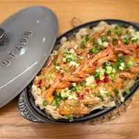 可能是炒飯、義大利麵、西班牙大鍋飯和文字的圖像