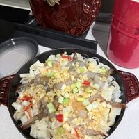 可能是炒麵、西班牙大鍋飯和炒飯的圖像