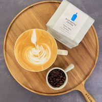 可能是咖啡杯、咖啡、矢車菊和顯示的文字是「 BLUE Es Hayes COFFEE BOTTLE BLUEBOTTLE LE ベイズ X ٢۱ esso Espre Fene TEE バレーエスプ L- Espresso Valley alley resso エスす スプ プレ Иyc STAUB STAUB 」的圖像