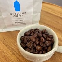 可能是咖啡杯、矢車菊和顯示的文字是「 BLUE BOTTLE COFFEE Hayes HayesValley Valley ヘイズ・バレー・エスプレッン イズ・パレー・エスプレッン Espresaavey Espresso 」的圖像