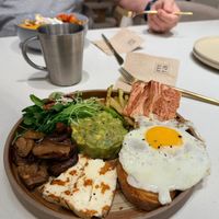 可能是水波蛋、蛋黃和豌豆糊的圖像
