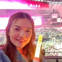 可能是一或多人、瀏海和文字的圖像